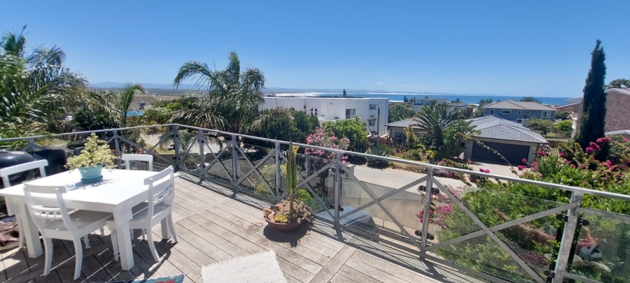 4 Bedroom Property for Sale in Wavecrest Eastern Cape